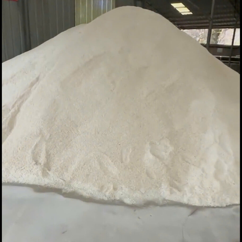 Đống bột barite nguyên chất dùng trong sản xuất vật liệu chống bức xạ y tế và công nghiệp