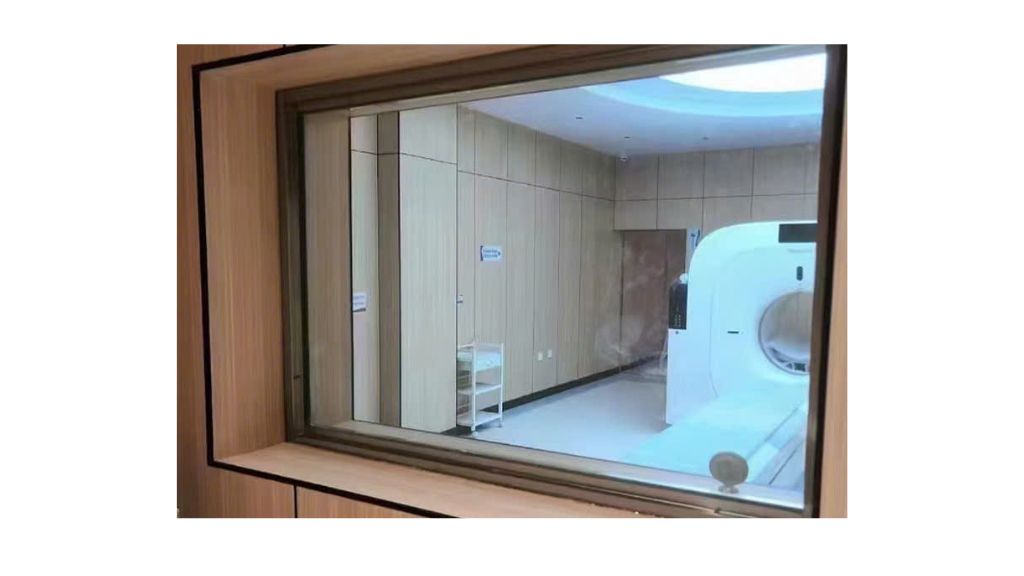 Kính chì phòng X-quang lắp tại bệnh viện giúp quan sát an toàn và chắn tia X hiệu quả