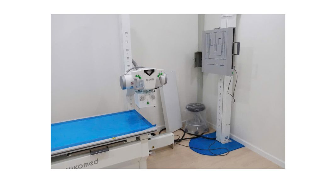 Thiết bị chụp X-quang hiện đại trong phòng X-quang chống tia đạt chuẩn y tế.
