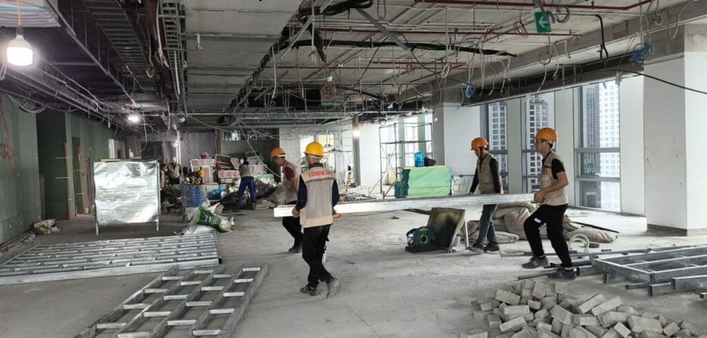 Đội ngũ thi công phòng chụp x quang với khung thép và vật liệu cản tia đạt chuẩn an toàn bức xạ