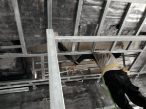 Thi công trần chì phòng X-quang với hệ khung xương thép và lớp chì tấm chắn tia bức xạ